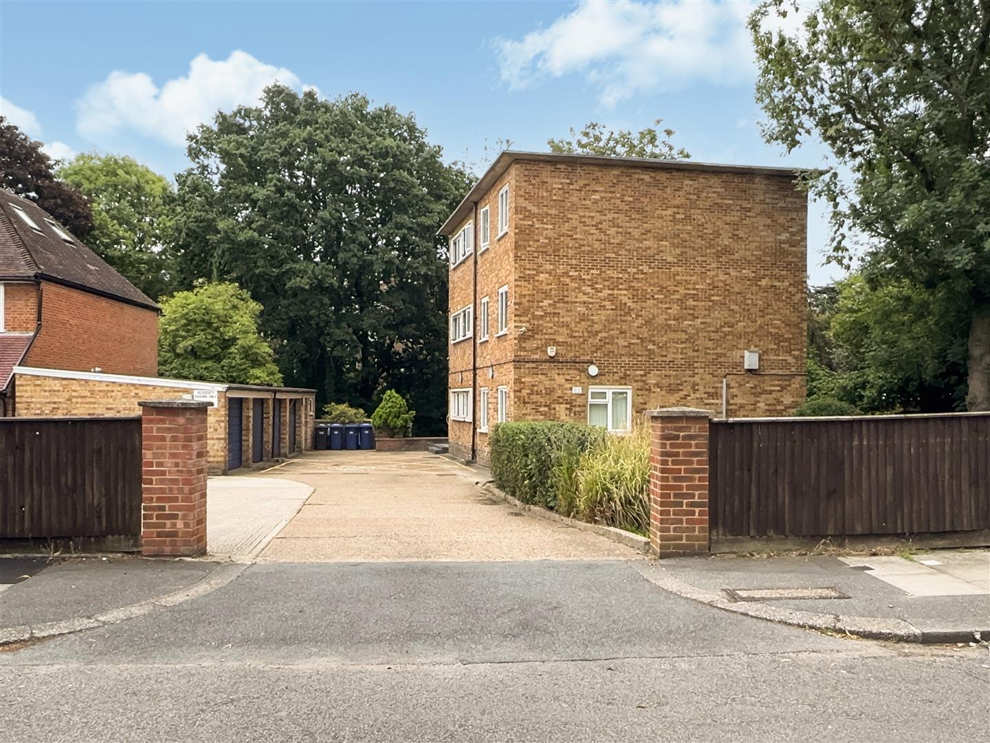 3 bed property in 2 Manor Hall Drive, London